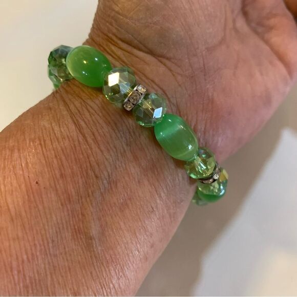 Religious Green Cats Eye Bracelet w/ Cross & Jesus OSFA Gorgeous - Picture 5 of 7